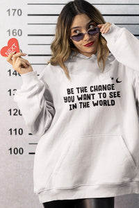 Model trägt weißes Unisex Oversized BE THE CHANGE Hoodie