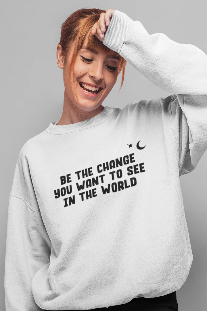 Model trägt weißes Unisex Oversized BE THE CHANGE Sweatshirt