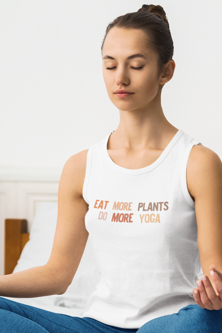 Model trägt weißes EAT MORE PLANTS Top