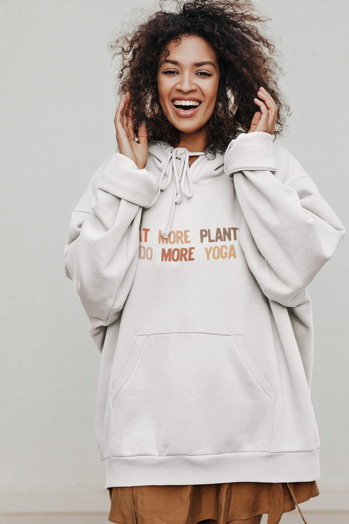 Model trägt weißes Unisex Oversized EAT MORE PLANTS Hoodie