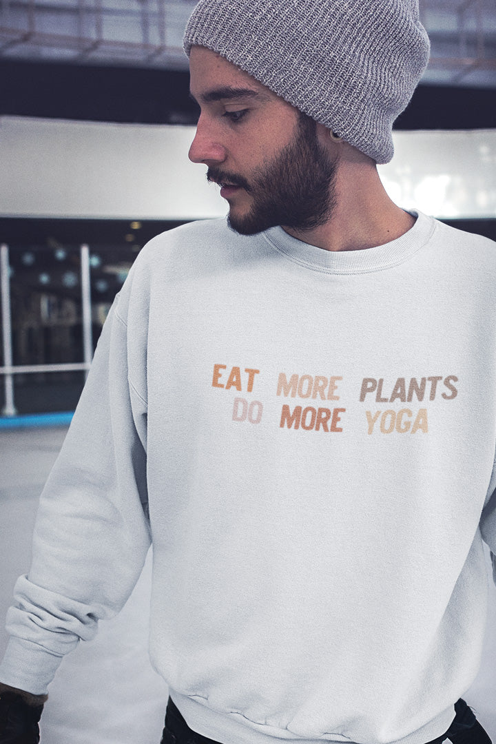 Model trägt weißes Unisex Oversized EAT MORE PLANTS Sweatshirt