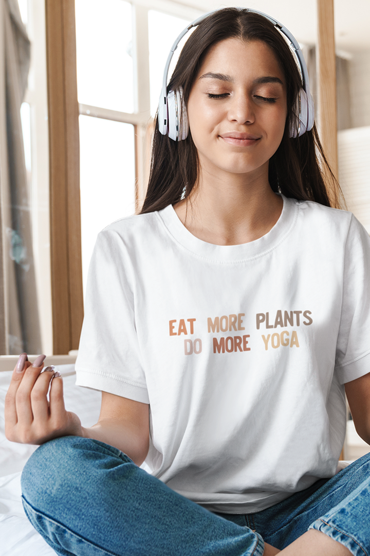 Model trägt weißes Unisex Oversized EAT MORE PLANTS T-Shirt